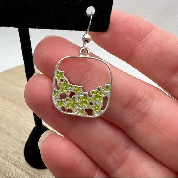 🍭6/$30 Silver square with green flower dangle drop earrings - Picture 3 of 5